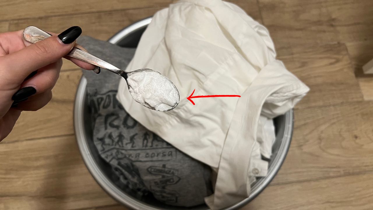 Bicarbonato sui vestiti con macchie di olio Bicarbonato sui vestiti con macchie di olio