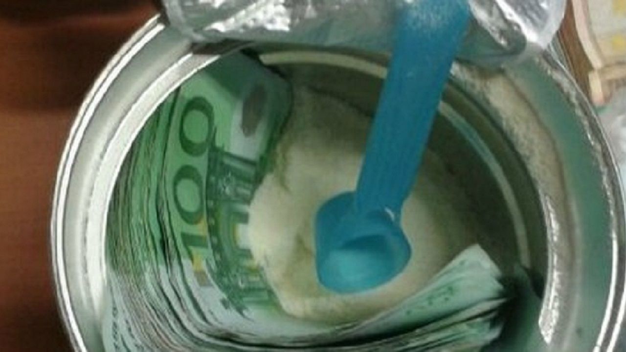 denaro nascosto nel latte in polvere