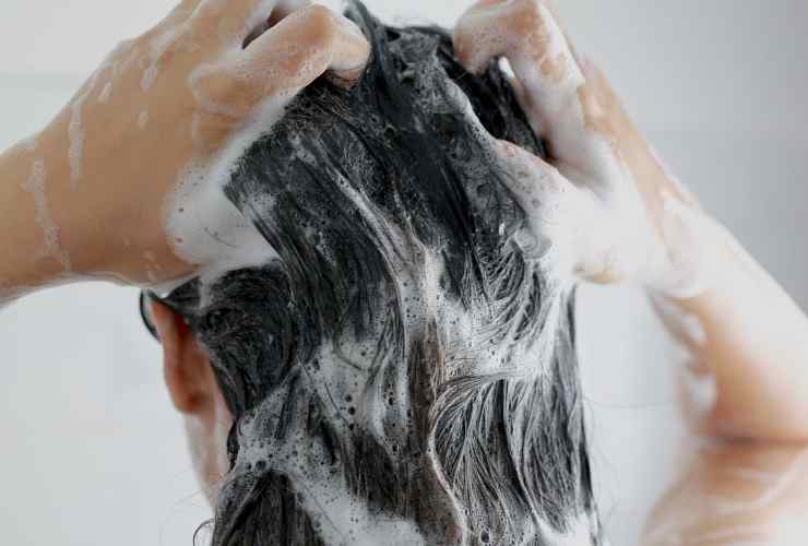 Donna che fa lava i capelli